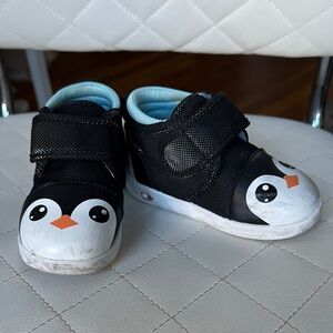 Ikiki Kids Penguin Sneakers, size 8